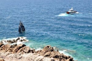 Bodrum'da&nbsp;l&uuml;ks motor yat battı, teknede bulunan 4 kişi&nbsp;y&uuml;zerek karaya &ccedil;ıkarak&nbsp;kurtuldu.