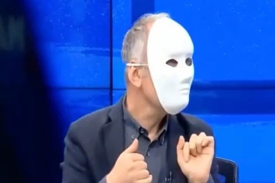 RT&Uuml;K'&uuml;n Halk TV'ye 'ter&ouml;r&uuml;n mimikle &ouml;v&uuml;ld&uuml;ğ&uuml;' gerek&ccedil;esiyle &uuml;&ccedil; kez program
