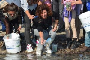 İZMİR'in Dikili il&ccedil;esi Bademli Mahallesi Muhtarlığı, yaz boyunca s&uuml;rd&uuml;rd&uuml;ğ&uuml; deniz