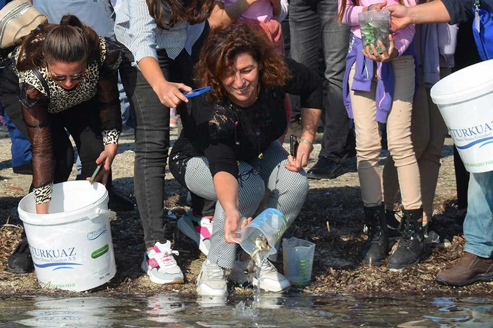 İZMİR'in Dikili il&ccedil;esi Bademli Mahallesi Muhtarlığı, yaz boyunca s&uuml;rd&uuml;rd&uuml;ğ&uuml; deniz