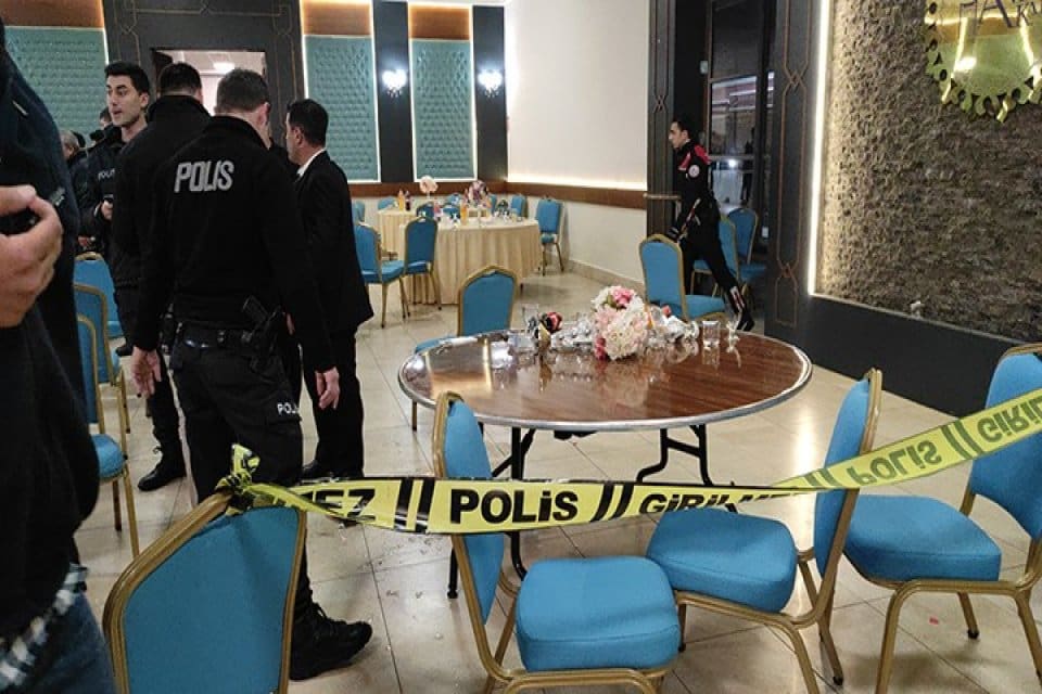 Kocaeli'de bir d&uuml;ğ&uuml;nde dayı yeğeninin &uuml;zerine kurşun yağdırdı. Boynu, g&ouml;ğs&uuml;