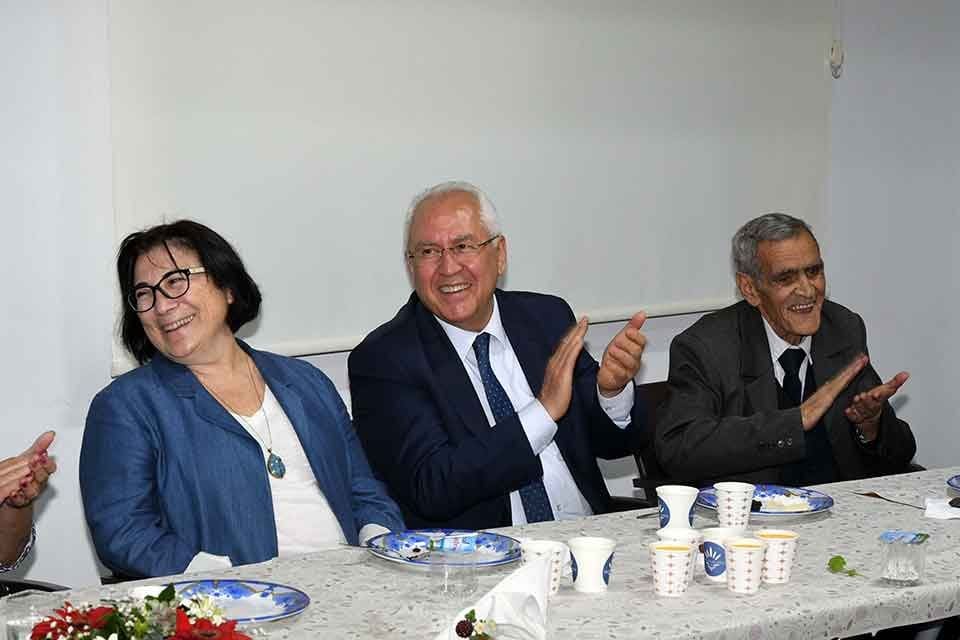 Karabağlar Belediyesi Barış Semt Merkezi'nin kursiyer kadınları, Başkan Selvitopu ve