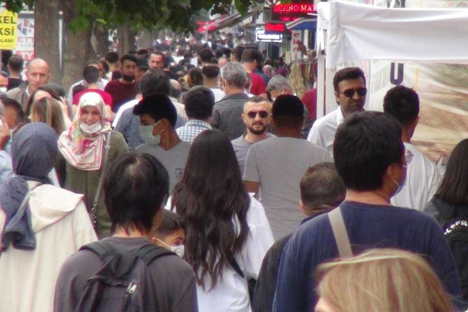 Aşı yaptırmayanlara bug&uuml;nden itibaren u&ccedil;ak yolculuğu, toplu taşım ara&ccedil;larını kullanma,
