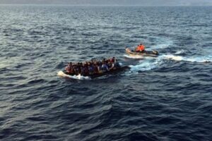 Çeşme ilçesinden Yunanistan'ın Sakız Adasına geçmeye çalışan göçmenleri taşıyan botun batması