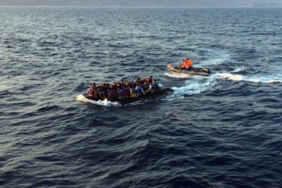 Çeşme ilçesinden Yunanistan'ın Sakız Adasına geçmeye çalışan göçmenleri taşıyan botun batması