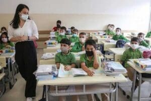 Uzmanlar yeni koronavir&uuml;s vakalarının y&uuml;zde 40&rsquo;ının 25 yaşından k&uuml;&ccedil;&uuml;k olduğuna