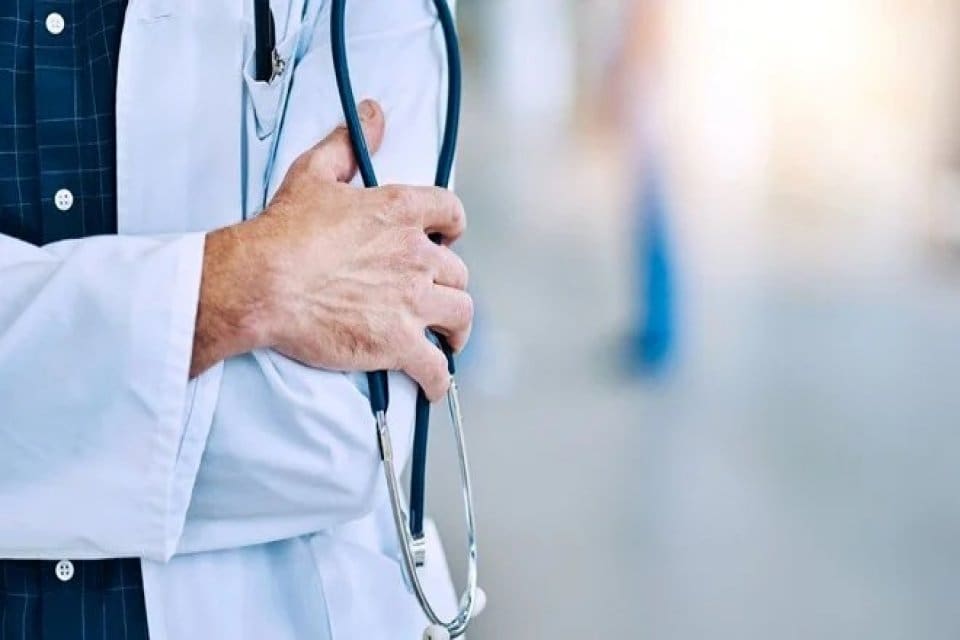 Mersin'de kendisini 'anestezi doktoru' olarak tanıttığı hastanede &ouml;nl&uuml;k isteyen bir
