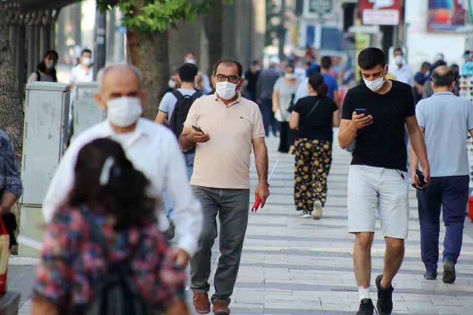 Sağlık Bakanı Fahrettin Koca, illerin haftalık vaka sayısını g&ouml;steren haritayı