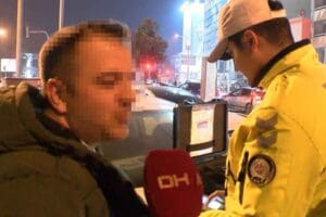 İzmir'de, polis ekiplerince durdurulan otomobilin s&uuml;r&uuml;c&uuml;s&uuml;, alkoll&uuml; &ccedil;ıktı. Yeni yılın