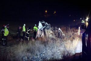 Aksaray'da yeni yılın ilk dakikalarında iki otomobilin kafa kafaya çarpıştığı