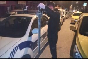 İstanbul Ataşehir’de taksi durağına gelen öfkeli müşteri, kılıçla durağa saldırıp
