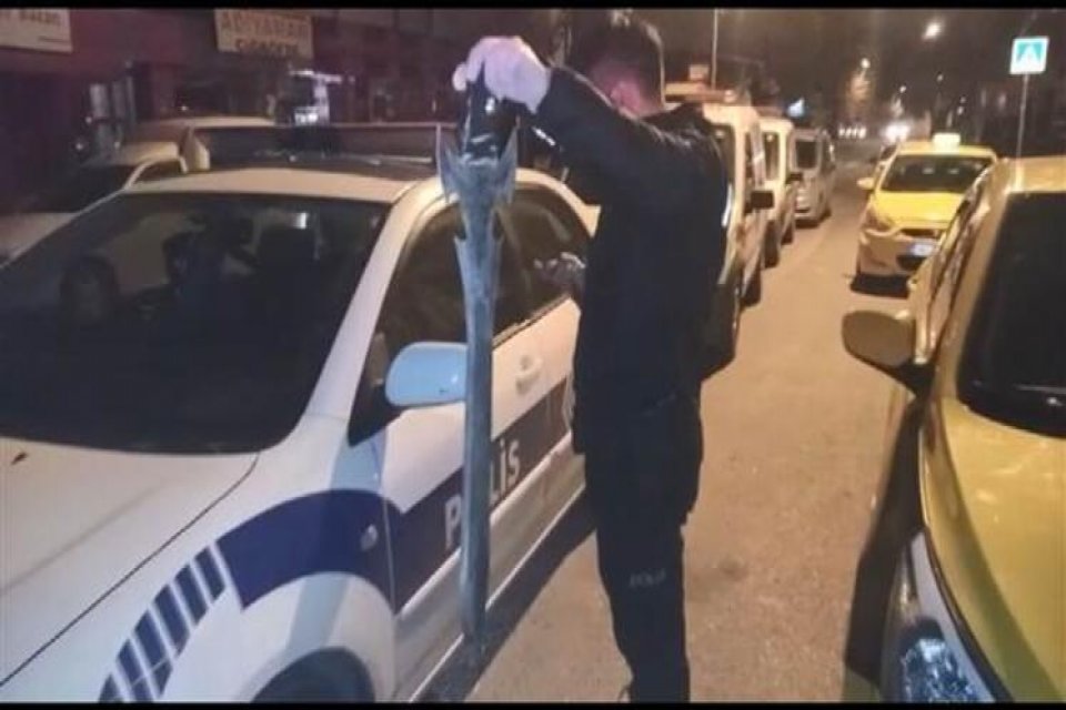 İstanbul Ataşehir’de taksi durağına gelen öfkeli müşteri, kılıçla durağa saldırıp