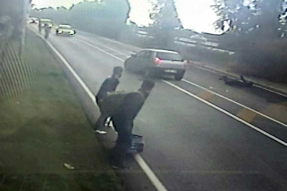 İzmir'de, yolun karşısına ge&ccedil;mek isteyen Mehmet Kaya'ya (22) &ccedil;arpan otomobilin