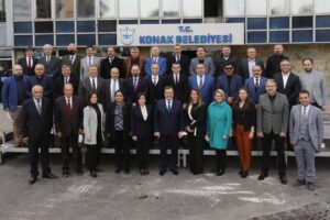 Konak Belediyesi’nin “Cam bina” olarak bilinen birinci hizmet binasının yıkımından