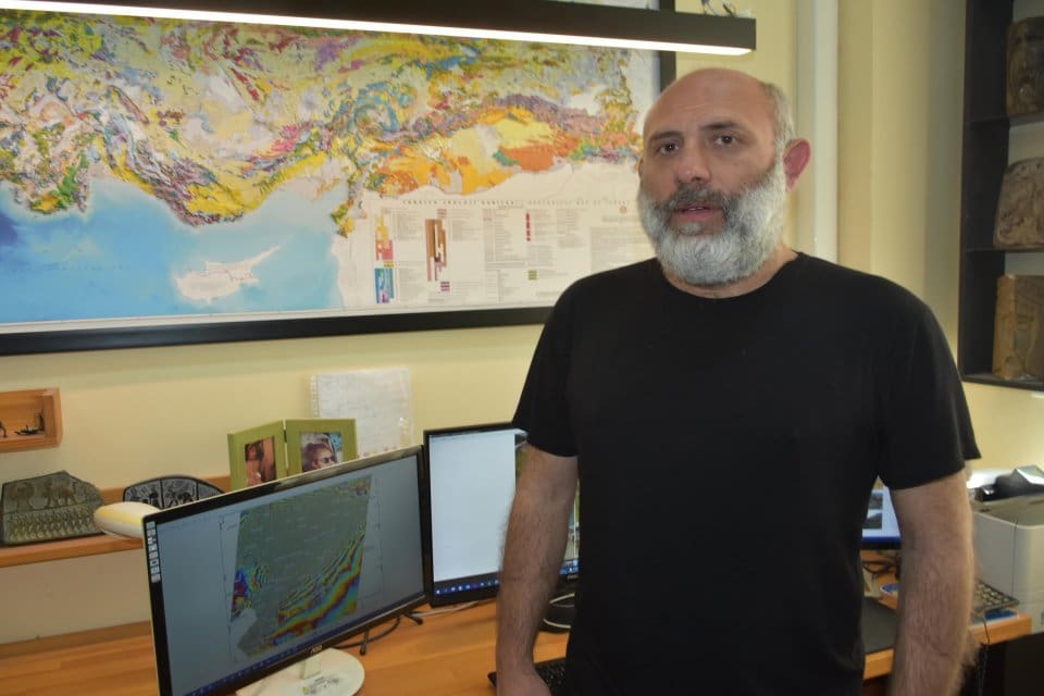 Dokuz Eyl&uuml;l &Uuml;niversitesi (DE&Uuml;) M&uuml;hendislik Fak&uuml;ltesi Jeoloji M&uuml;hendisliği B&ouml;l&uuml;m&uuml; &Ouml;ğretim