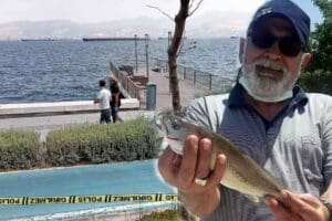 İZMİR'de, iskelede oltayla avlanan balık&ccedil;ıların yer kavgasında tabancayla a&ccedil;ılan ateş