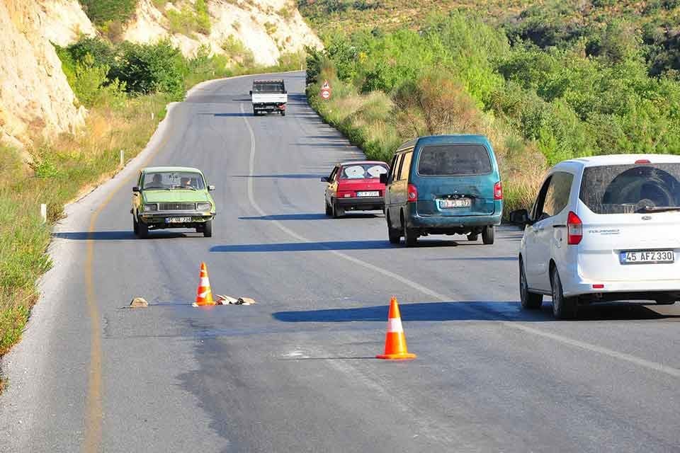 MANİSA'nın Yunusemre il&ccedil;esinde yola d&ouml;k&uuml;len yağ nedeniyle aynı noktada aynı