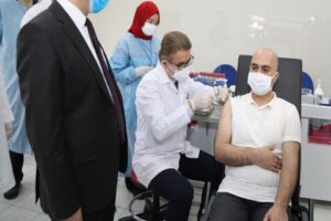 Yerli Covid-19 aşısında Faz-2 kapsamında g&ouml;n&uuml;ll&uuml;lere ikinci doz aşılar yapıldı.