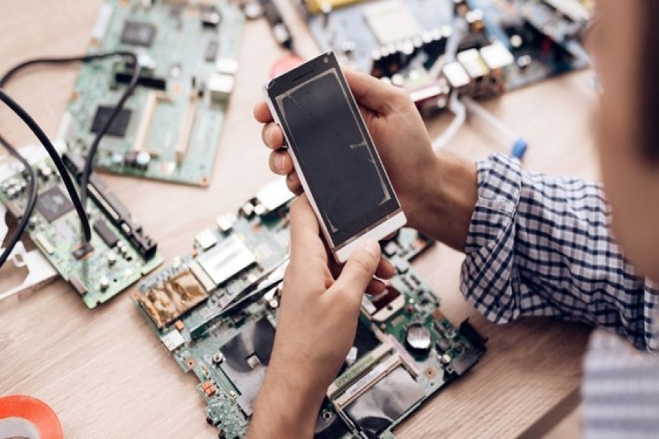 Yerli cep telefonu üretiminde Çinli istilası Cepte yerli üretim hamlesi sürüyor. Çin merkezli TCL üretim için