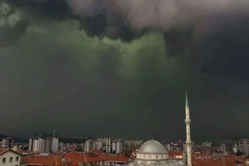 Ankara'da yaşanan sağanak yağış &ouml;ncesinde bazı vatandaşların yeşil bulutlar g&ouml;rd&uuml;klerini