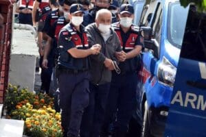 İzmir'de yeşil re&ccedil;eteli ila&ccedil;ları usuls&uuml;z şekilde sattıkları iddiasıyla g&ouml;zaltına alınan,