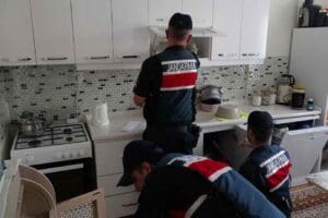 İZMİR'de, yeşil re&ccedil;eteli ila&ccedil;ları usuls&uuml;z sattıkları gerek&ccedil;esiyle g&ouml;zaltına alınan 25