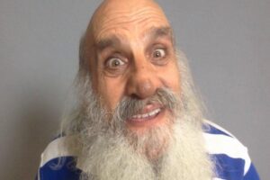 Duyurduğu k&ouml;t&uuml; haberler nedeniyle 'sanat d&uuml;nyasının felaket tellalı' olarak anılan