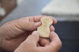 İZMİR'in Bornova il&ccedil;esindeki Yeşilova H&ouml;y&uuml;ğ&uuml;'nde, 5 bin yıllık mermer idol