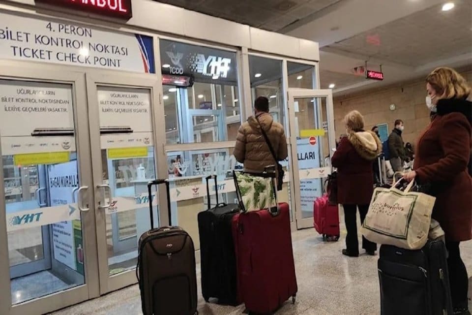 T&uuml;rkiye Cumhuriyeti Devlet Demiryolları (TCDD), Y&uuml;ksek Hızlı Tren (YHT) seferlerine