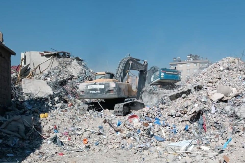 Kahramanmaraş 'ın Pazarcık il&ccedil;esindeki 7.7 b&uuml;y&uuml;kl&uuml;ğ&uuml;ndeki depremde yıkılan binada ablası,