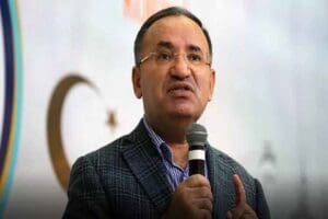 Adalet Bakanı Bekir Bozdağ Diyarbakır'da deprem b&ouml;lgesindeki incelemeleri sonrası a&ccedil;ıklamada