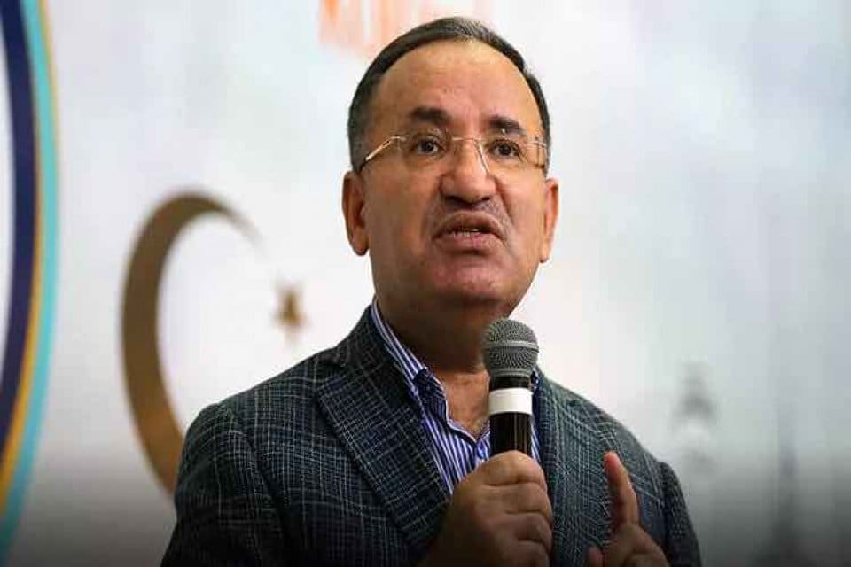 Adalet Bakanı Bekir Bozdağ Diyarbakır'da deprem b&ouml;lgesindeki incelemeleri sonrası a&ccedil;ıklamada