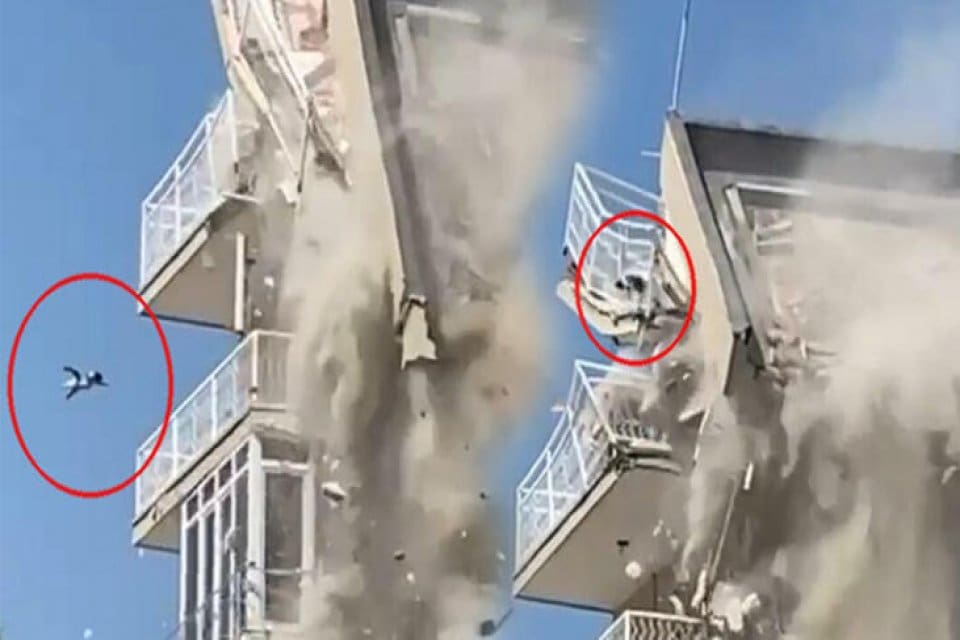 İzmir&rsquo;de, depremde aldığı hasar nedeniyle kontroll&uuml; yıkımı yapılan 7 katlı