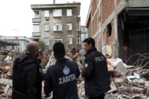 İstanbul, Avcılar'da kentsel d&ouml;n&uuml;ş&uuml;m kapsamında yenilenmesine karar verilen binanın yıkımı