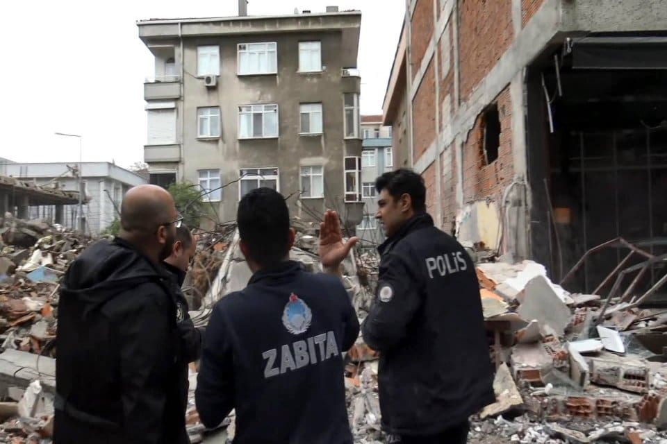 İstanbul, Avcılar'da kentsel d&ouml;n&uuml;ş&uuml;m kapsamında yenilenmesine karar verilen binanın yıkımı