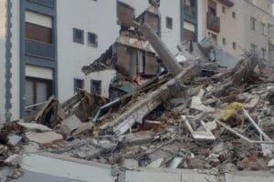 İzmir'in Karşıyaka il&ccedil;esinde, ge&ccedil;en yıl 30 Ekim&rsquo;de yaşanan depremde hasar