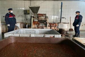 Yılbaşı alışverişi öncesi merdiven altı sağlıksız ürünlere dikkat çeken Gıda