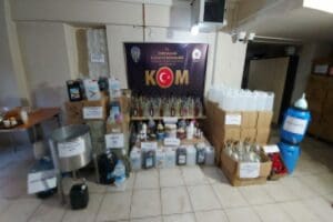 İzmir'de yılbaşı &ouml;ncesi d&uuml;zenlenen 52 operasyonda binlerce litre sahte ve