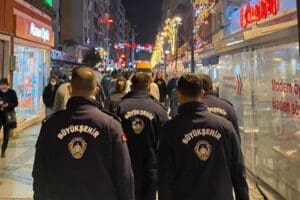 İzmir B&uuml;y&uuml;kşehir Belediyesi zabıta ekipleri yeni yıla sayılı g&uuml;nler kala