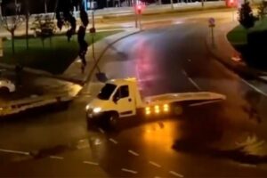 İzmir'in Konak ilçesinde, yılbaşı gecesi çekici ile boş yolda drift