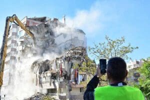 İzmir'de, ge&ccedil;en yıl 30 Ekim'de meydana gelen depremde, 11 kişinin