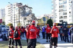 İzmir'deki 6.6'lık depremde yıkılan, 11 kişinin &ouml;ld&uuml;ğ&uuml;, 11 kişinin de