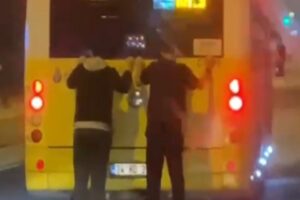 Pendik'te patenli iki gencin İETT otob&uuml;s&uuml;n&uuml;n arkasına tutunarak ilerlediği anlar