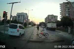 İZMİR'de, trafik ışıklarından yolun karşısına ge&ccedil;mek isteyen 1'i bisikletli 2