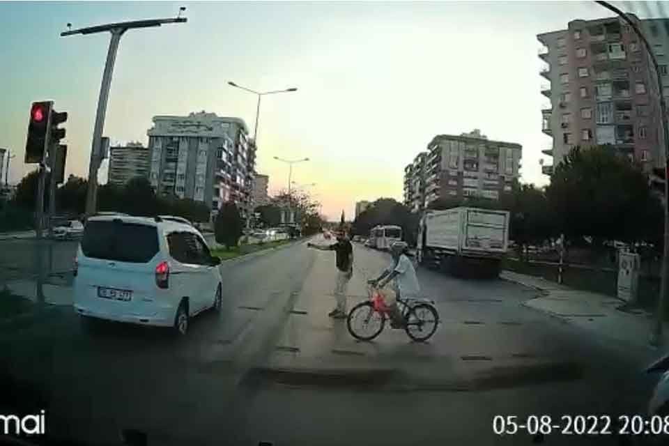 İZMİR'de, trafik ışıklarından yolun karşısına ge&ccedil;mek isteyen 1'i bisikletli 2