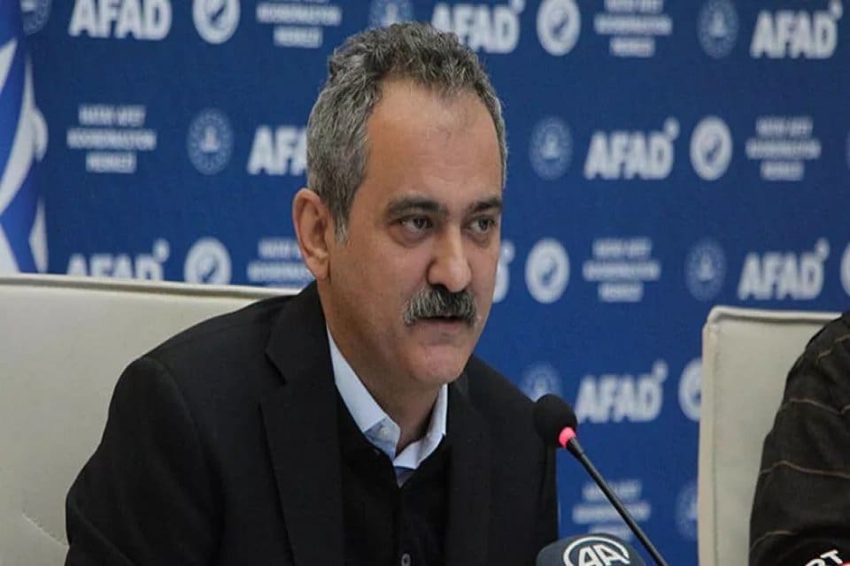 Milli Eğitim Bakanı Mahmut &Ouml;zer, &ouml;ğrencilere Y&uuml;ksek&ouml;ğretim Kurumları Sınavı&rsquo;na (YKS)