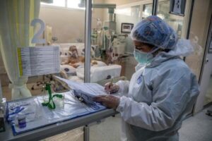 Akdeniz &Uuml;niversite Hastanesi'nin 'kırmızı kodlu' alanında verilen bir yıllık corona