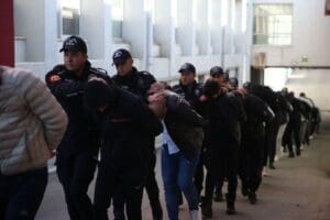 Adana merkezli 33 ilde devre m&uuml;lklerini satmak isteyen kişileri 20