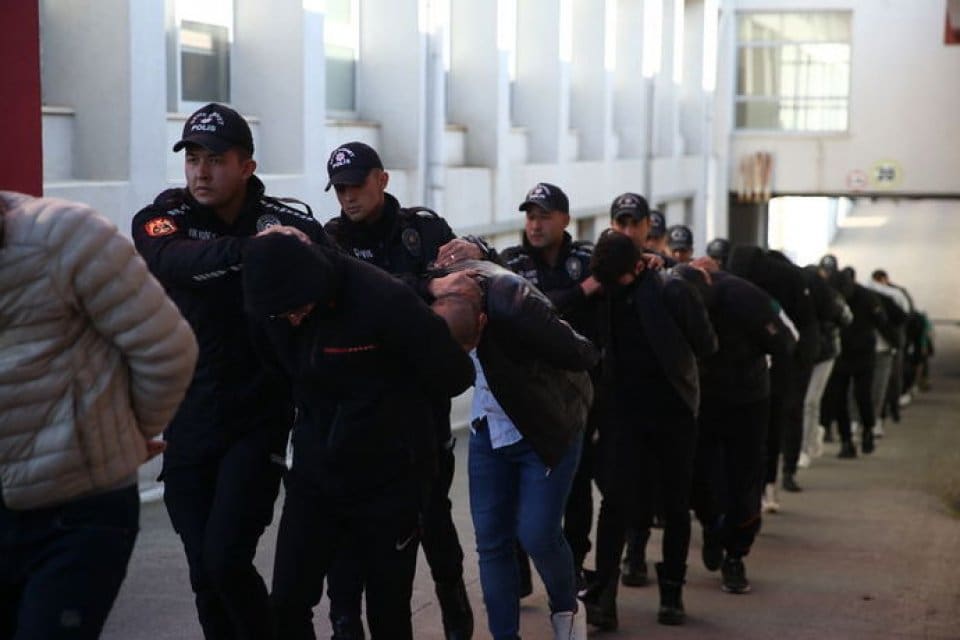 Adana merkezli 33 ilde devre m&uuml;lklerini satmak isteyen kişileri 20