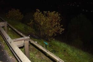 İZMİR'in Buca il&ccedil;esinde, yol kenarında ateşe verilen valizden 40'lı yaşlarda